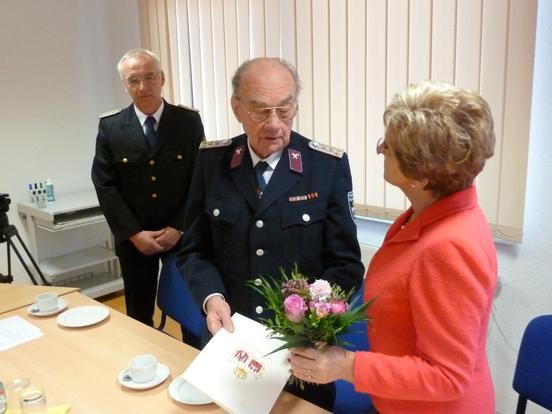 Ehrenurkunde und Blumen für den Jubilar aus den Händen der Oberbürgermeisterin.