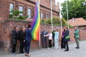 Das Hissen der Regenbogenfahne findet vor dem Rathaus statt.
