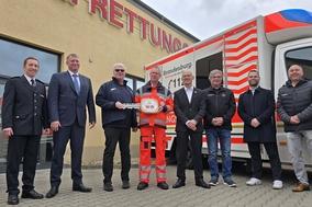 Schlüsselszene für Torsten Harms von der Firma HAAS und Dr. Martin Hochstatter, Ärztlicher Leiter des Rettungsdienstes.