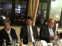 V.l.n.r.: Helga Blawid, Vorsitzende der SG Stahl Brandenburg, Bürgermeister Steffen Scheller und CEB-Vertreter Johny Houtsch.