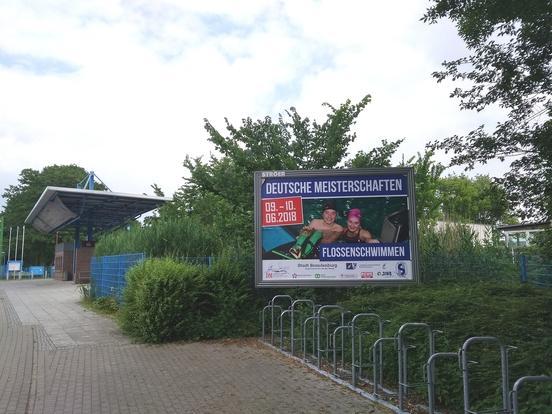 Mit einem Großplakat wird am Eingang zur Regattastrecke "Beetzsee" auf den nächsten Wettkampfhöhepunkt hingewiesen.