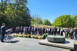 Oberbrügermeister Steffen Scheller erinnerte in seiner Ansprache an der Kriegsgräberstätte des Marienbergs an die Befreiung des Zuchthauses.