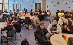 Gruppe von Schülerinnen und Schülern in der Aula