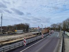 Diese Brücke sorgt für all das Bau- und Umleitungsgeschehen.