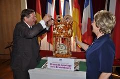 Anschneiden der Jubiläumstorte 50 Jahre Städtepartnerschaft Ivry-sur-Seine und Brandenburg an der Havel