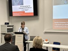 Moderatorin Katharina Mros