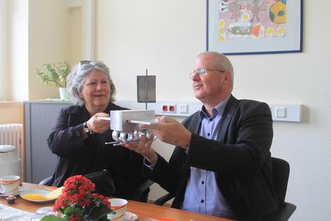 Zwei Personen am Tisch