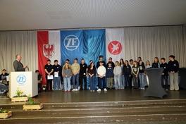 Gruppe von Preisträgern.