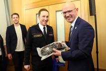 Daniel Keip mit Feuerwehrchef Sebastian Kalka.