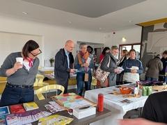 Besucher an den Ständen.