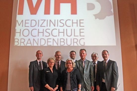 Oberbürgermeisterin Dr. Dietlind Tiemann und Landrat Ralf Reinhardt (3. vl) freuen sich zusammen mit den Geschäftsführern und Medizinern aus Brandenburg an der Havel und Neuruppin