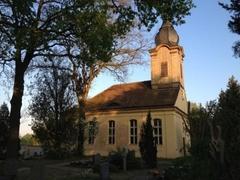 Seitenansicht der Neuendorfer Kirche.