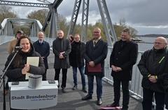 Kulturministerin Dr. Manja Schüle freute sich über die wieder nutzbare Plauer Brücke und die Vervollkommnung des schönen historischen Plauer Ensembles