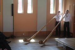 die Alphörner verkünden die Gründung der MHB Theodor Fontane