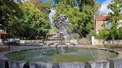 Sprudelnder Edelstahlbrunnen, im Hintergrund die Friedenswarte.