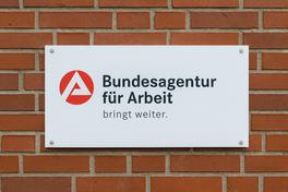 Schild Bundesagentur für Arbeit.