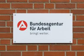 Schild Bundesagentur für Arbeit.