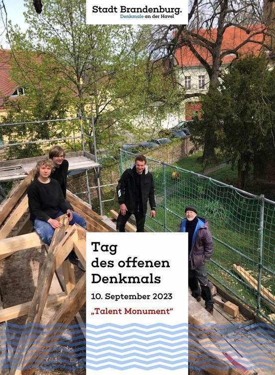 Personen sitzen auf eine Dachstuhl-Holzkonstruktion, Text: Tag des offenen Denkmals, 10. September 2023, "Talent Monument"