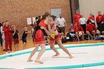 2 Mädchen ringen miteinander