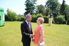 Oberbürgermeisterin Dr. Dietlind Tiemann gratuiert laf Fischer zum Firmenjubiläum.