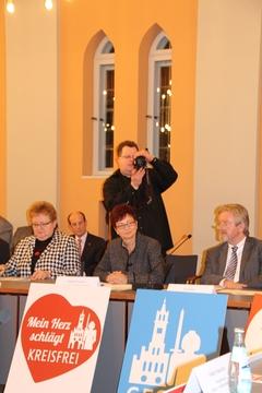 Dagmar Püschel, Bürgermeisterin Eisenhüttenstadt: "Mit der Kreisfreiheit verliert eine Stadt große Entscheidungsmöglichkeiten vor Ort." Oberlandesgerichtspräsident Wolf Kahl: "Die Landesregierung ist jetzt in der Beweislast."