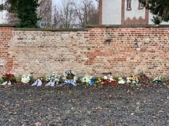 Kränze an Mauer