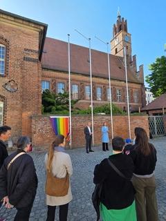 Hissen der Regenbogenflagge am Brandenburger Rathaus.
