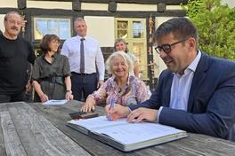Im Beisein von Galerie-Leiter Matthias Frohl unterzeichneten Steffen Scheller und die Vereins-Vorsitzende Eva Pudewell den Durchführungsvertrag.ng