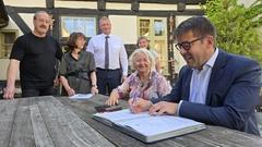 Im Beisein von Galerie-Leiter Matthias Frohl unterzeichneten Steffen Scheller und die Vereins-Vorsitzende Eva Pudewell den Durchführungsvertrag.ng