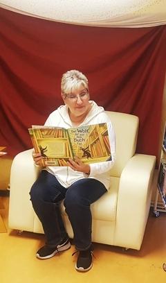Vorlesepatin Andrea Lehmann liest aus einem Buch vor