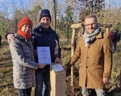 Zwei Baumpaten erhalten beim Pflanzfest im November 2024 die Stifterurkunden aus den Händen von Bürgermeister Michael Müller (rechts).