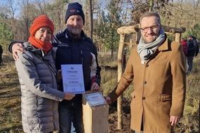 Zwei Baumpaten erhalten beim Pflanzfest im November 2024 die Stifterurkunden aus den Händen von Bürgermeister Michael Müller (rechts).