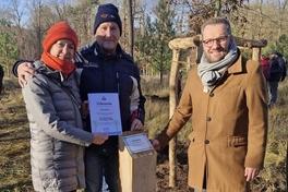 Zwei Baumpaten erhalten beim Pflanzfest im November 2024 die Stifterurkunden aus den Händen von Bürgermeister Michael Müller (rechts).