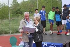 Oberbürgermeisterin Dr. Dietlind Tiemann überreicht Knut Lißner ein Abschiedsgeschenk.