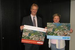 Klaus Peter Gurries, Leiter des Brandenburger Standortes der Heidelberger Druckmaschinen AG, und Monika Benke, Leiterin der Touristinformation, mit den beiden Poster-Motiven