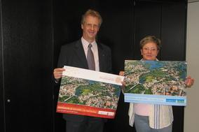 Klaus Peter Gurries, Leiter des Brandenburger Standortes der Heidelberger Druckmaschinen AG, und Monika Benke, Leiterin der Touristinformation, mit den beiden Poster-Motiven