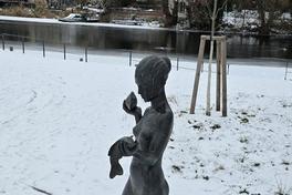 Seit Brandenburgs BUGA-Jahr 2015 ziert eine bronzene Undine das Ufer des derzeit winterlichen Packhofs.