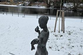 Seit Brandenburgs BUGA-Jahr 2015 ziert eine bronzene Undine das Ufer des derzeit winterlichen Packhofs.