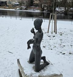 Seit Brandenburgs BUGA-Jahr 2015 ziert eine bronzene Undine das Ufer des derzeit winterlichen Packhofs.
