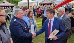 Steffen Scheller und Walter Paaschen überreichen Bernd Karge den Ehrenamtspreis der Stadt.