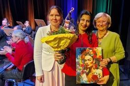 Frauenpreis-Gewinnerin Arezoo Almasi mit Dr. Margrit Spielmann (rechts) und der Gleichstellungsbeauftragten Jeannette Horn (links).