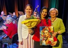 Frauenpreis-Gewinnerin Arezoo Almasi mit Dr. Margrit Spielmann (rechts) und der Gleichstellungsbeauftragten Jeannette Horn (links).