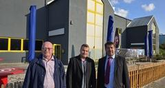 Ortsvorsteher Bodo Kaßau, Jan Thesing und Steffen Scheller vor dem markanten Gebäude.