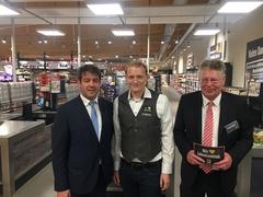Oberbürgermeister Steffen Scheller, Marktleiter Patrick Höppner und Edeka-Vertriebsleiter Torsten Krethlow 