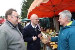 Hartmut Klingsporn und Daniel Keip im Gespräch mit Imker Sven Ferchland.
