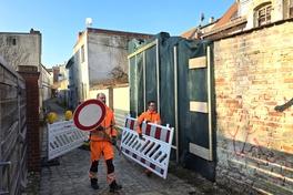 Mitarbeiter des Bauhofs haben heute die Sperrschilder und -zäune in der Kommunikation abgebaut.