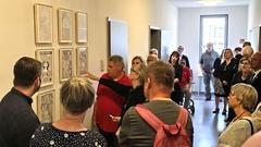 An die Kranzniederlegung schloss sich in den Räumen der Gedenkstätte der Ausstellungseröffnung mit Bildern von Andreas Maus an.
