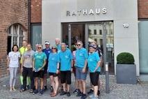 Ankunft am Brandenburger Rathaus, wo Sportchefin Sybille Steinhäuser auf die Gruppe wartete.