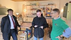 Steffen Scheller mit Jugendreferent Markus Milke in der Wichernwerkstatt.