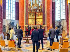 Pfarrer Jens Meiburg präsentierte den Stiftungsvertretern die Schönheit und Bedeutung des Alters